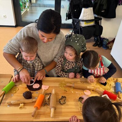 Bild vergr&ouml;&szlig;ern: Tagesmutter Najoua Masrar-Hayani mit Kindern beim Backen