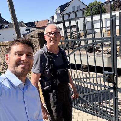 Bild vergr&ouml;&szlig;ern: Friedhofstor (2)