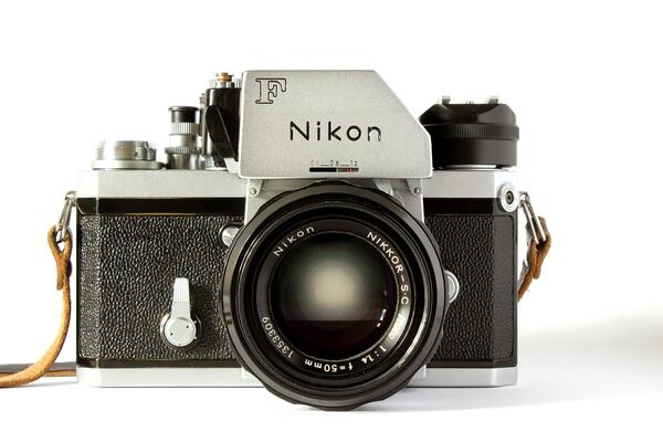 Bild vergrößern: alte Nikon Kamera